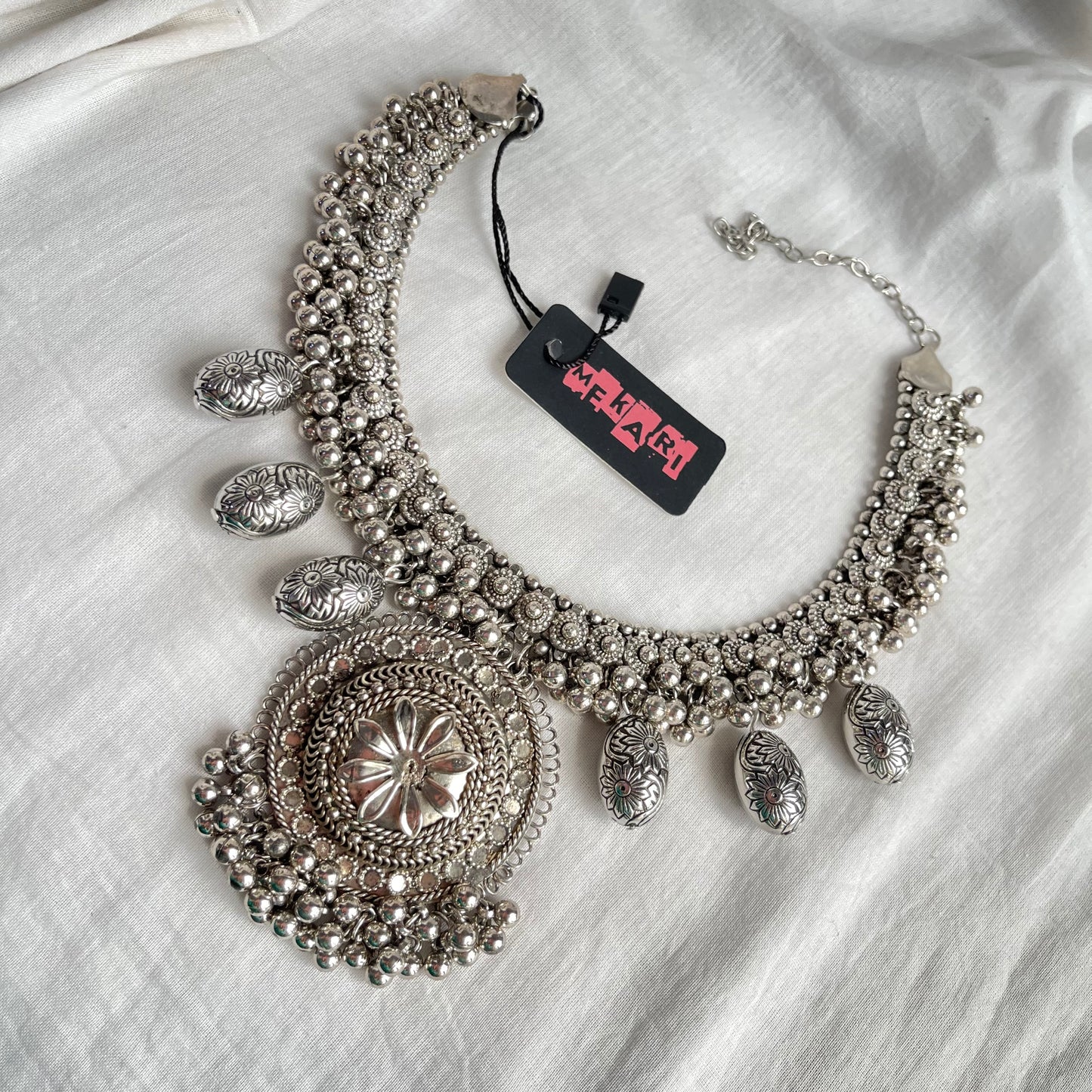 SILVER CIRCULAR HUNT NECKLACE