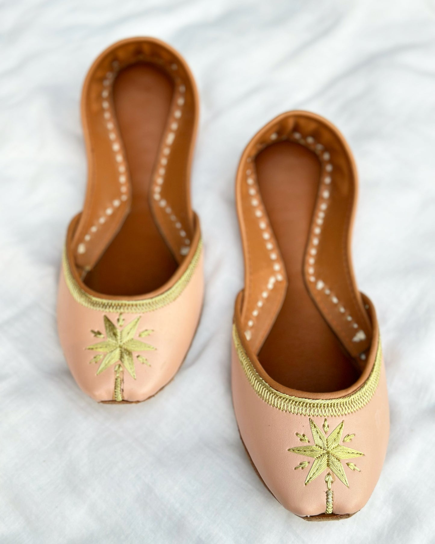 Tilla Phool Khussa In Pink