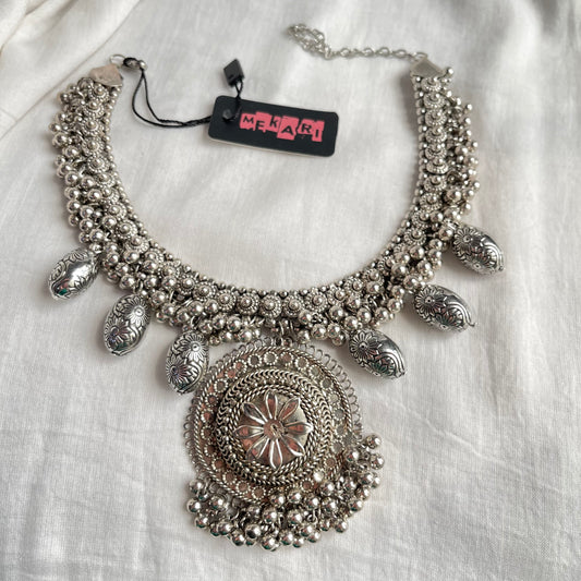 SILVER  CIRCULAR HUNT NECKLACE