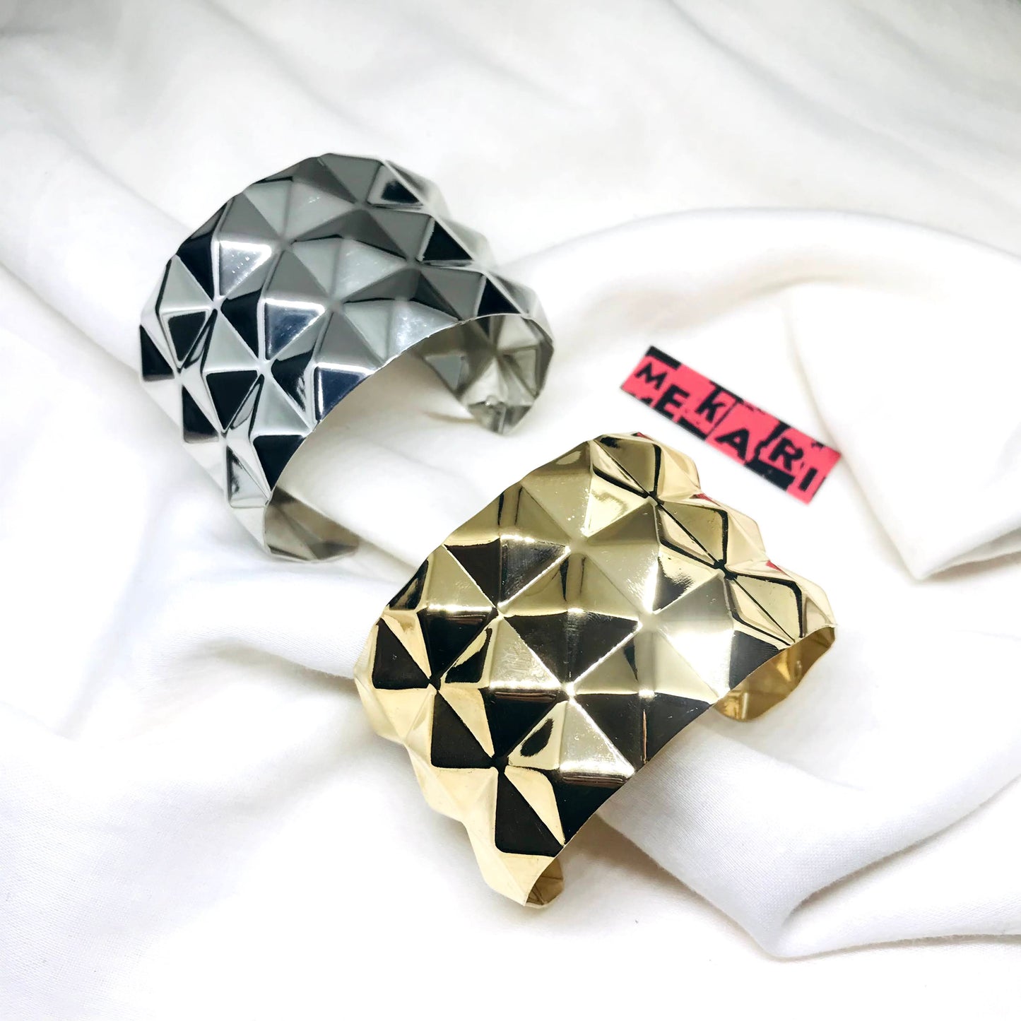 QUARTZ STATEMENT HAND PIECE