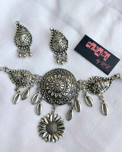 Silver Shell Choker Set